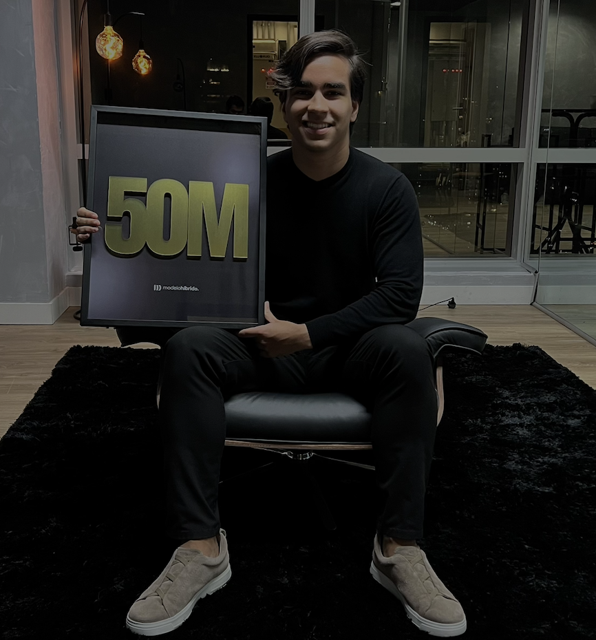 Hugo Paiva segurando prêmio de 50 milhões